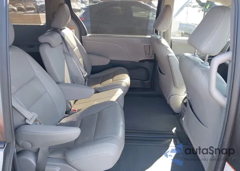 2015 Toyota Sienna Xle Premium 8 Passenger z USA, uszkodzony, nr VIN 5TDYK3DC8FS557800